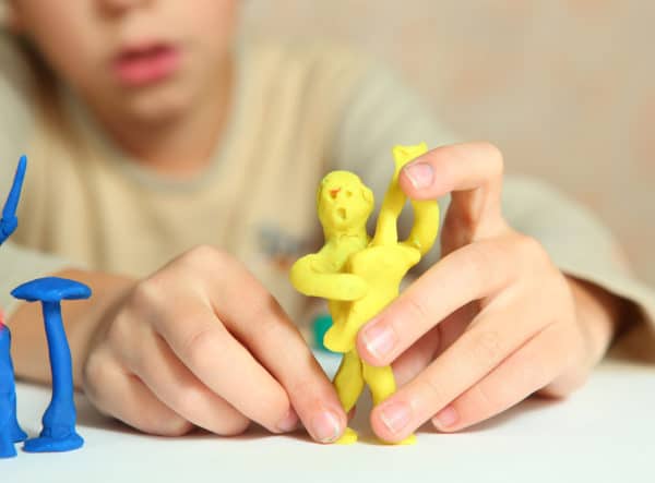 Kunsttherapie für Kinder - Bub plastiziert