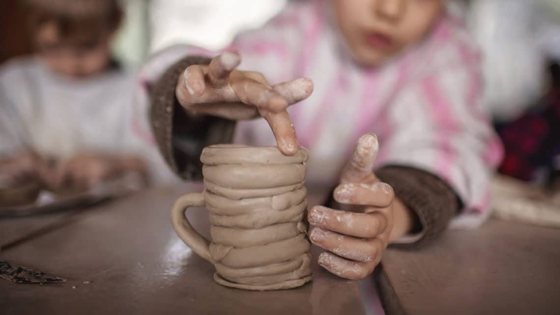 Kunsttherapie für Kinder - Mädchen töpfert