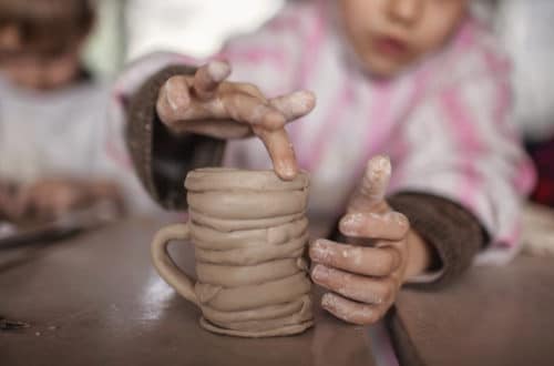 Kunsttherapie für Kinder - Mädchen töpfert