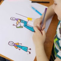 Kunsttherapie für Kinder Bub zeichnet